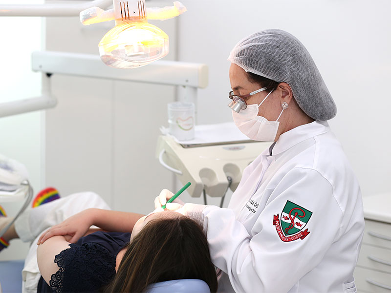 dentista em atendimento