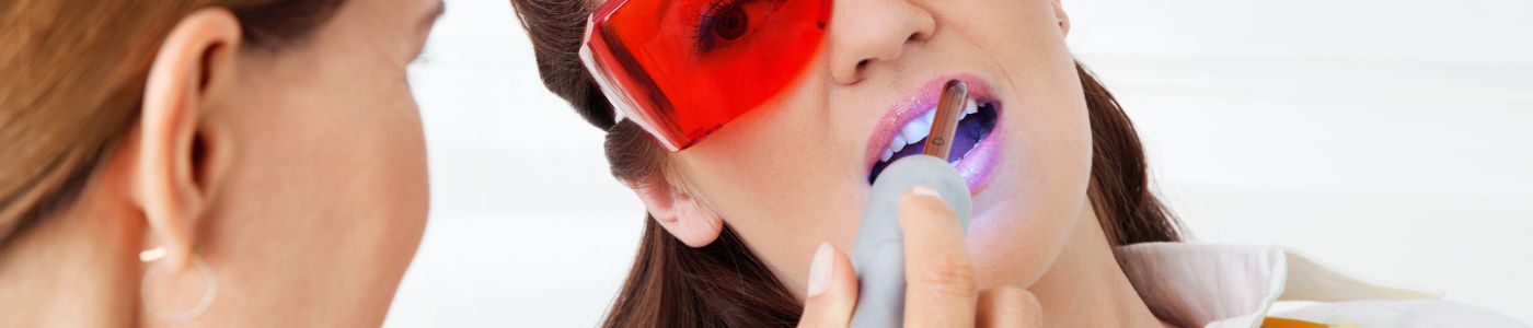 mulher fazendo laserterapia