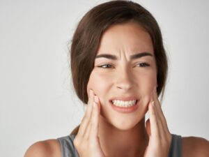 mulher com dor orofacial