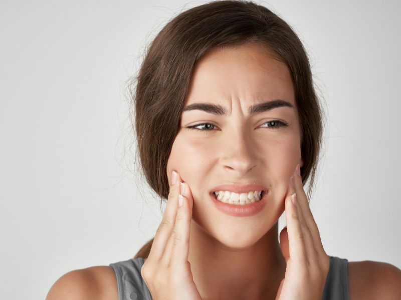 mulher com dor orofacial