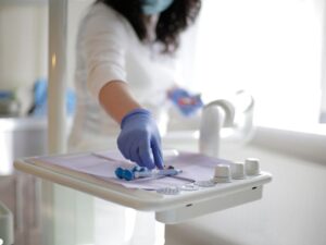 mulher tratando pacientes hepatopatas